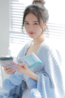 亲女孩子哭了